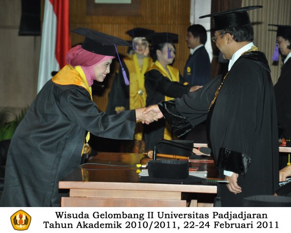 wisuda-psikologi-s2-s1-oleh-rektor-053