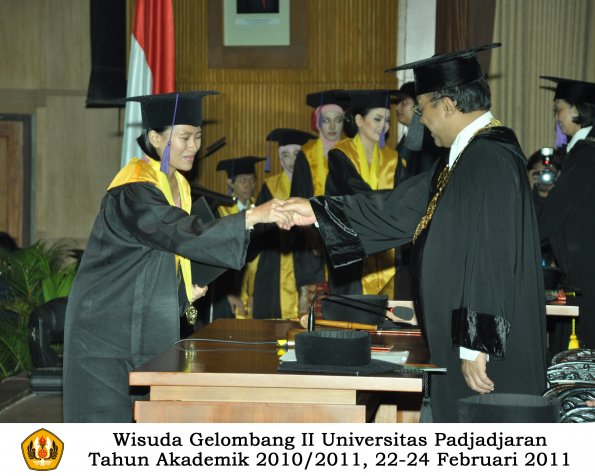 wisuda-psikologi-s2-s1-oleh-rektor-054