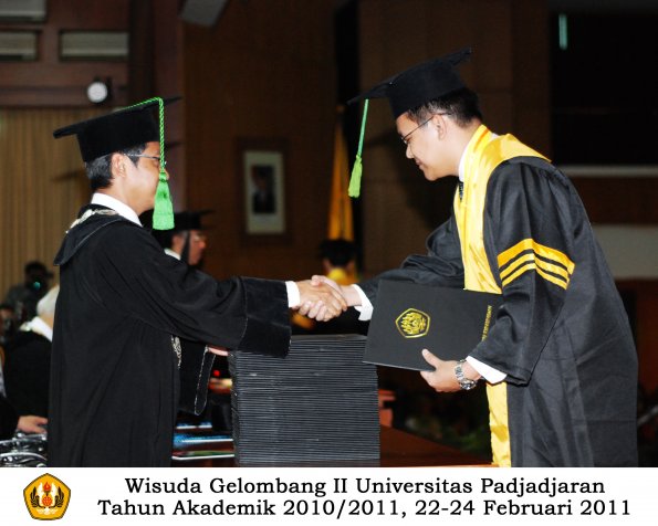 wisuda-fk-s2-spesialis-profesi-s1-d4-d3-oleh-dekan-009