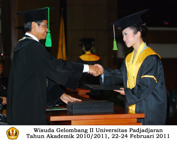 wisuda-fk-s2-spesialis-profesi-s1-d4-d3-oleh-dekan-028