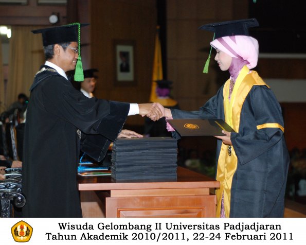 wisuda-fk-s2-spesialis-profesi-s1-d4-d3-oleh-dekan-044