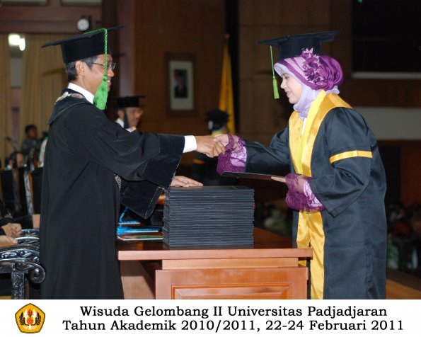 wisuda-fk-s2-spesialis-profesi-s1-d4-d3-oleh-dekan-045