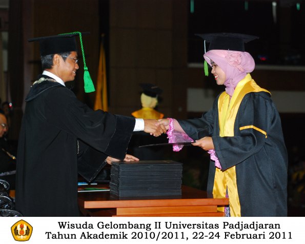 wisuda-fk-s2-spesialis-profesi-s1-d4-d3-oleh-dekan-046