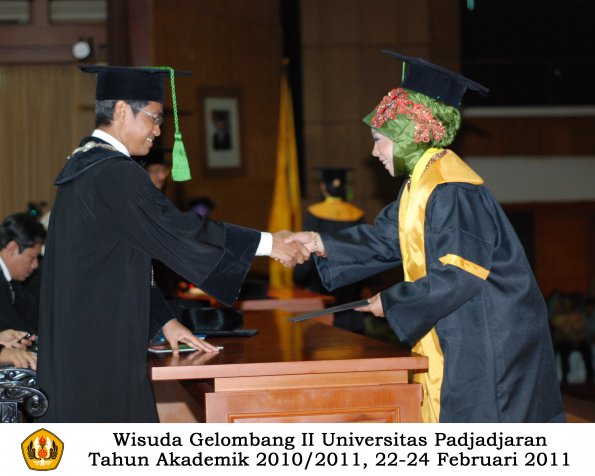 wisuda-fk-s2-spesialis-profesi-s1-d4-d3-oleh-dekan-061