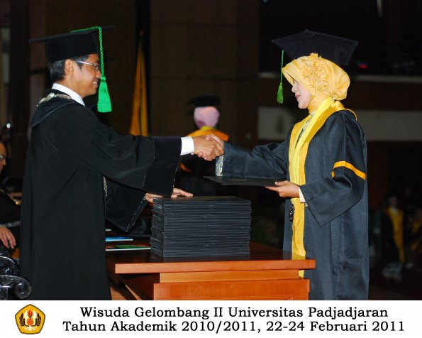 wisuda-fk-s2-spesialis-profesi-s1-d4-d3-oleh-dekan-063