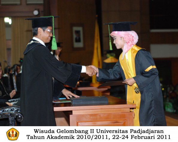 wisuda-fk-s2-spesialis-profesi-s1-d4-d3-oleh-dekan-064