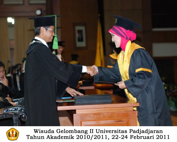 wisuda-fk-s2-spesialis-profesi-s1-d4-d3-oleh-dekan-067