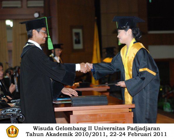 wisuda-fk-s2-spesialis-profesi-s1-d4-d3-oleh-dekan-069