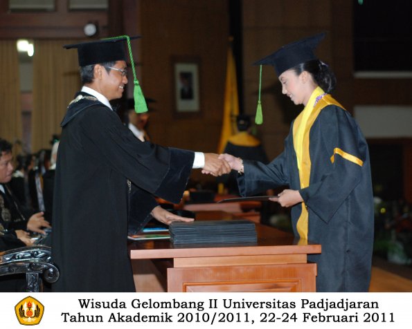 wisuda-fk-s2-spesialis-profesi-s1-d4-d3-oleh-dekan-073