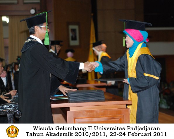 wisuda-fk-s2-spesialis-profesi-s1-d4-d3-oleh-dekan-077