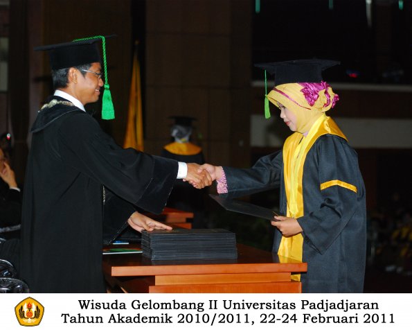 wisuda-fk-s2-spesialis-profesi-s1-d4-d3-oleh-dekan-086