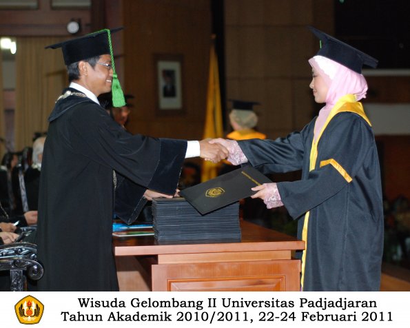 wisuda-fk-s2-spesialis-profesi-s1-d4-d3-oleh-dekan-089