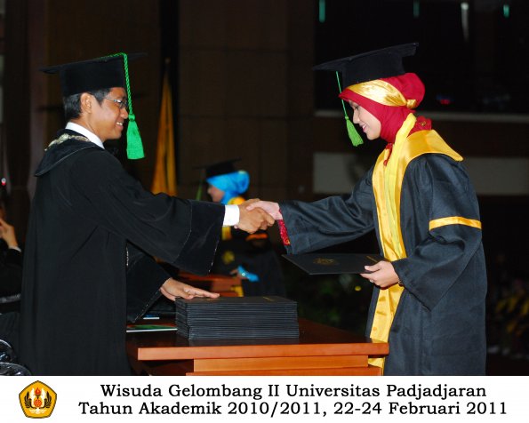 wisuda-fk-s2-spesialis-profesi-s1-d4-d3-oleh-dekan-090