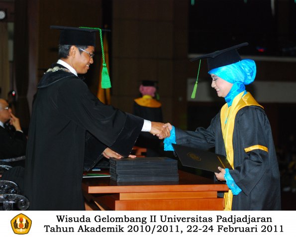 wisuda-fk-s2-spesialis-profesi-s1-d4-d3-oleh-dekan-092