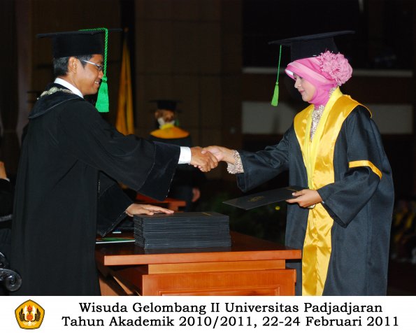 wisuda-fk-s2-spesialis-profesi-s1-d4-d3-oleh-dekan-094