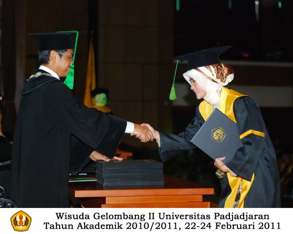 wisuda-fk-s2-spesialis-profesi-s1-d4-d3-oleh-dekan-096