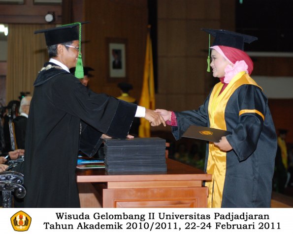 wisuda-fk-s2-spesialis-profesi-s1-d4-d3-oleh-dekan-097