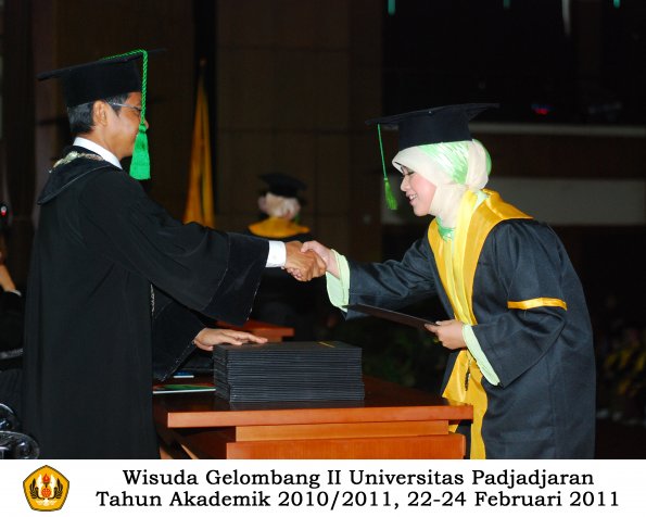 wisuda-fk-s2-spesialis-profesi-s1-d4-d3-oleh-dekan-098