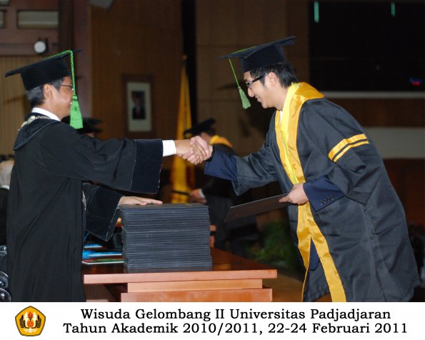 wisuda-fk-s2-spesialis-profesi-s1-d4-d3-oleh-dekan-104