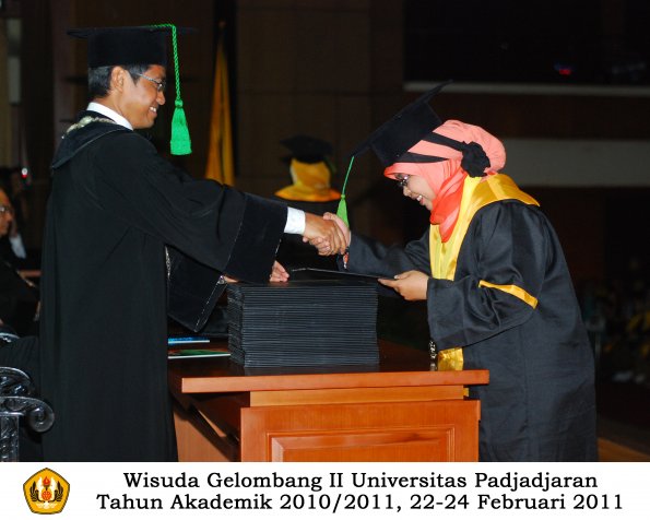 wisuda-fk-s2-spesialis-profesi-s1-d4-d3-oleh-dekan-106