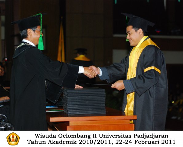 wisuda-fk-s2-spesialis-profesi-s1-d4-d3-oleh-dekan-114