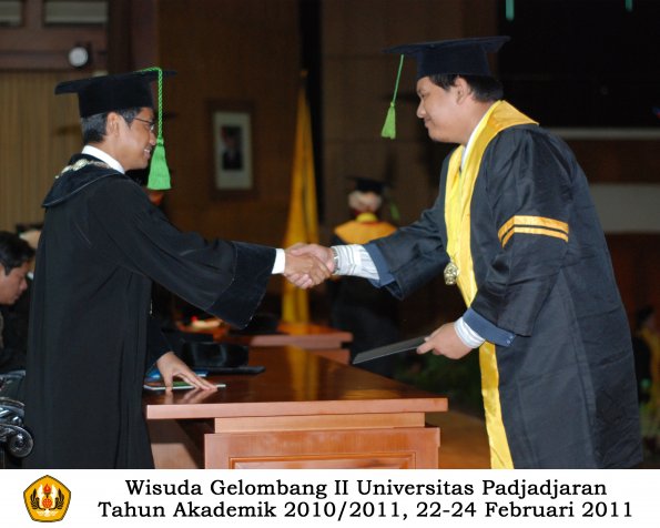 wisuda-fk-s2-spesialis-profesi-s1-d4-d3-oleh-dekan-115