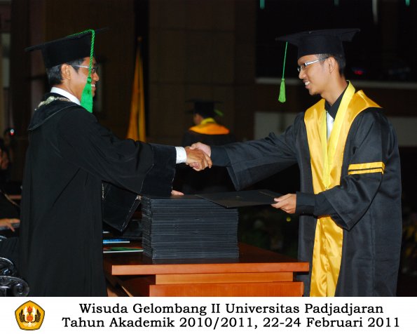 wisuda-fk-s2-spesialis-profesi-s1-d4-d3-oleh-dekan-120