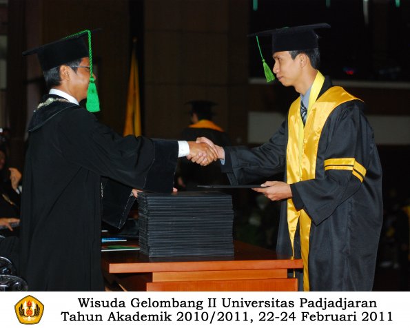 wisuda-fk-s2-spesialis-profesi-s1-d4-d3-oleh-dekan-123