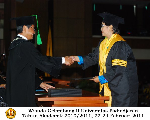 wisuda-fk-s2-spesialis-profesi-s1-d4-d3-oleh-dekan-143