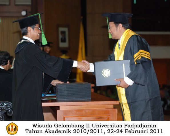 wisuda-fk-s2-spesialis-profesi-s1-d4-d3-oleh-dekan-144