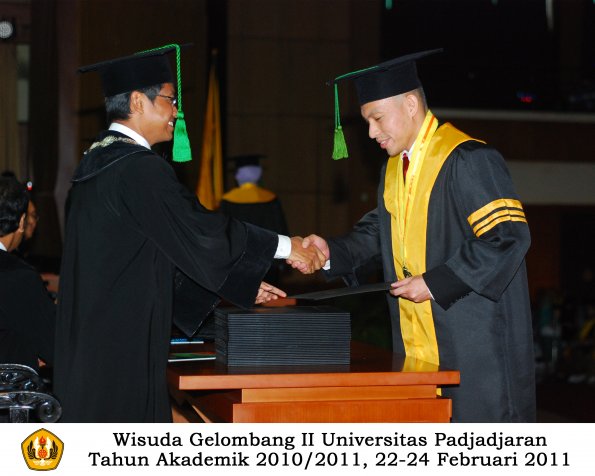 wisuda-fk-s2-spesialis-profesi-s1-d4-d3-oleh-dekan-158