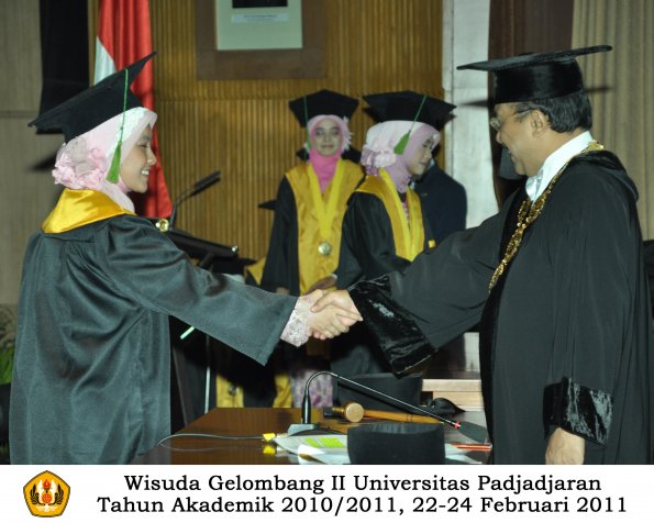 wisuda-fk-s2-spesialis-profesi-s1-d4-d3-oleh-rektor-075