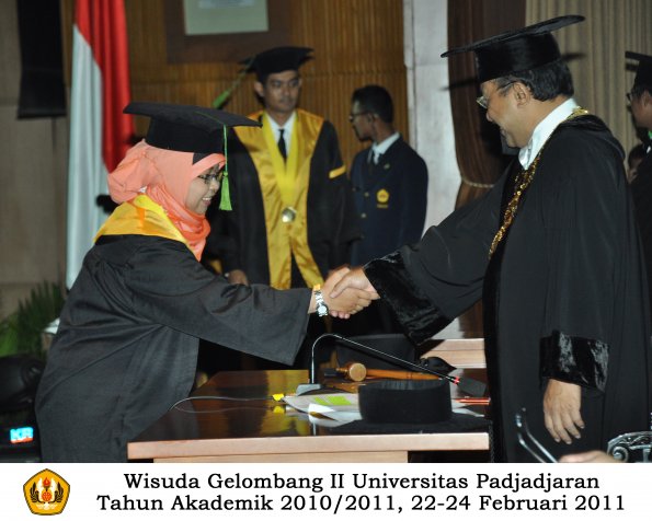 wisuda-fk-s2-spesialis-profesi-s1-d4-d3-oleh-rektor-076