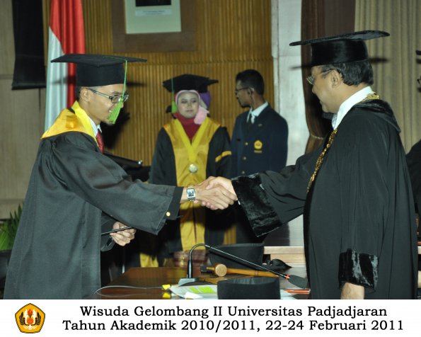 wisuda-fk-s2-spesialis-profesi-s1-d4-d3-oleh-rektor-085