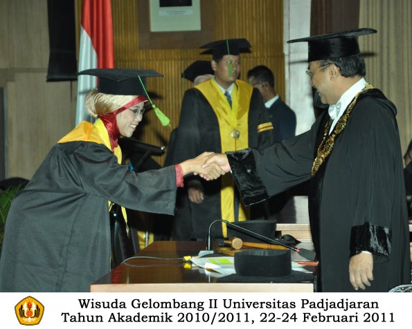 wisuda-fk-s2-spesialis-profesi-s1-d4-d3-oleh-rektor-103