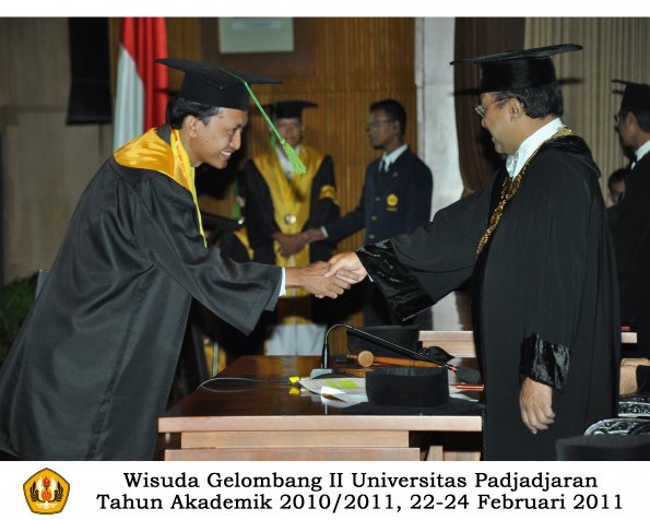 wisuda-fk-s2-spesialis-profesi-s1-d4-d3-oleh-rektor-104