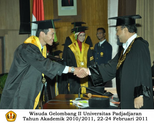 wisuda-fk-s2-spesialis-profesi-s1-d4-d3-oleh-rektor-105