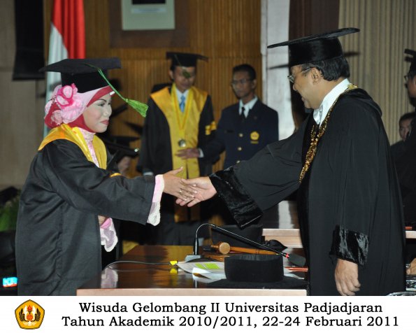 wisuda-fk-s2-spesialis-profesi-s1-d4-d3-oleh-rektor-106