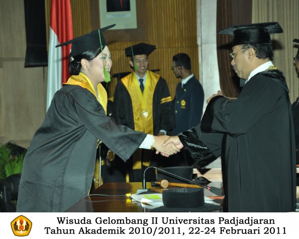 wisuda-fk-s2-spesialis-profesi-s1-d4-d3-oleh-rektor-107