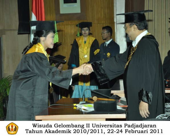 wisuda-fk-s2-spesialis-profesi-s1-d4-d3-oleh-rektor-111