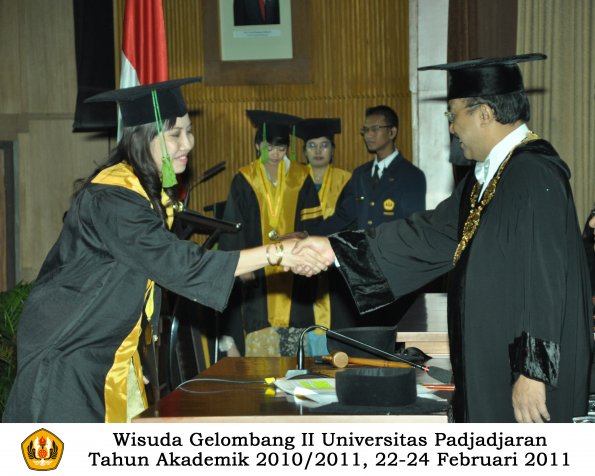 wisuda-fk-s2-spesialis-profesi-s1-d4-d3-oleh-rektor-113