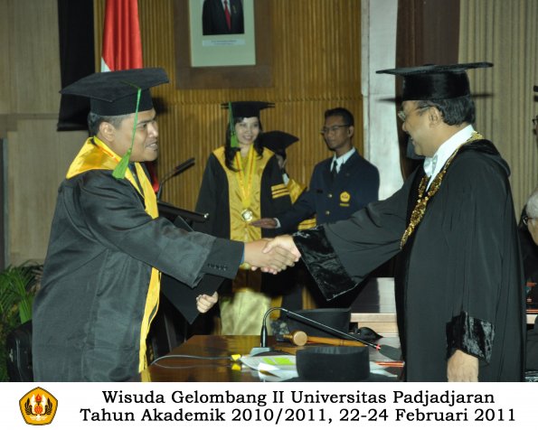 wisuda-fk-s2-spesialis-profesi-s1-d4-d3-oleh-rektor-114