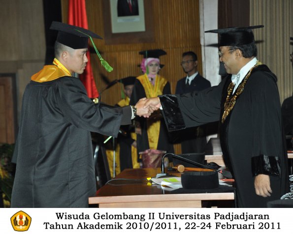 wisuda-fk-s2-spesialis-profesi-s1-d4-d3-oleh-rektor-132