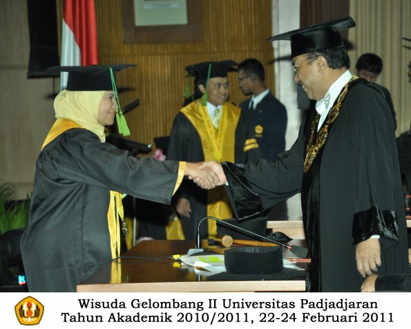 wisuda-fk-s2-spesialis-profesi-s1-d4-d3-oleh-rektor-143