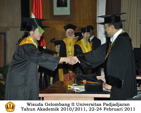 wisuda-fk-s2-spesialis-profesi-s1-d4-d3-oleh-rektor-147