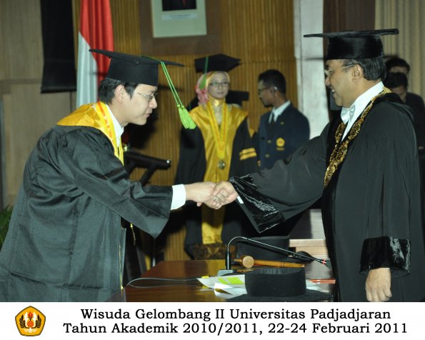 wisuda-fk-s2-spesialis-profesi-s1-d4-d3-oleh-rektor-154