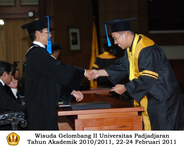 wisuda-keperawatan-s2-s1-oleh-dekan-070