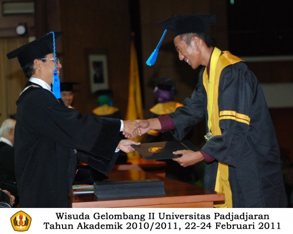 wisuda-keperawatan-s2-s1-oleh-dekan-080