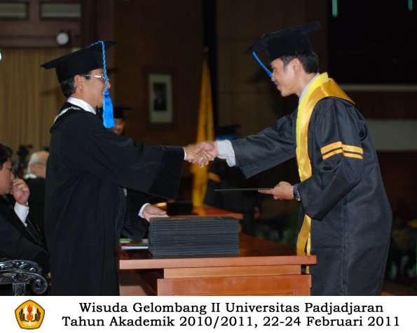 wisuda-keperawatan-s2-s1-oleh-dekan-091