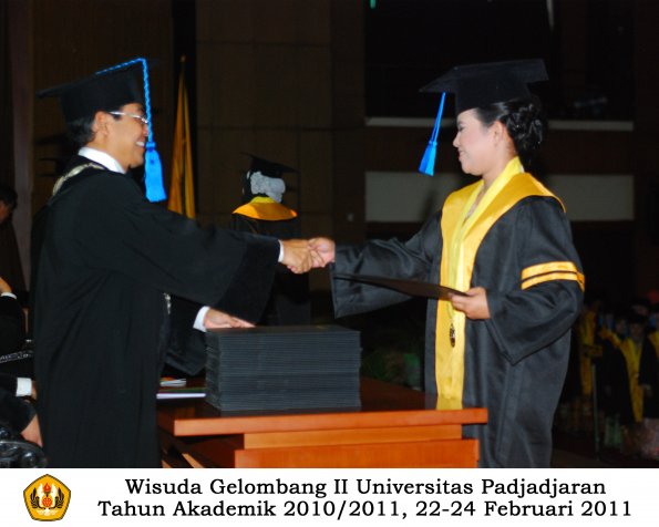 wisuda-keperawatan-s2-s1-oleh-dekan-100